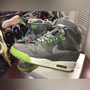EXCELLENT RARE🔥 Nike Air Revolution Gray Poison Green US 7.5 Shoe 599410-002